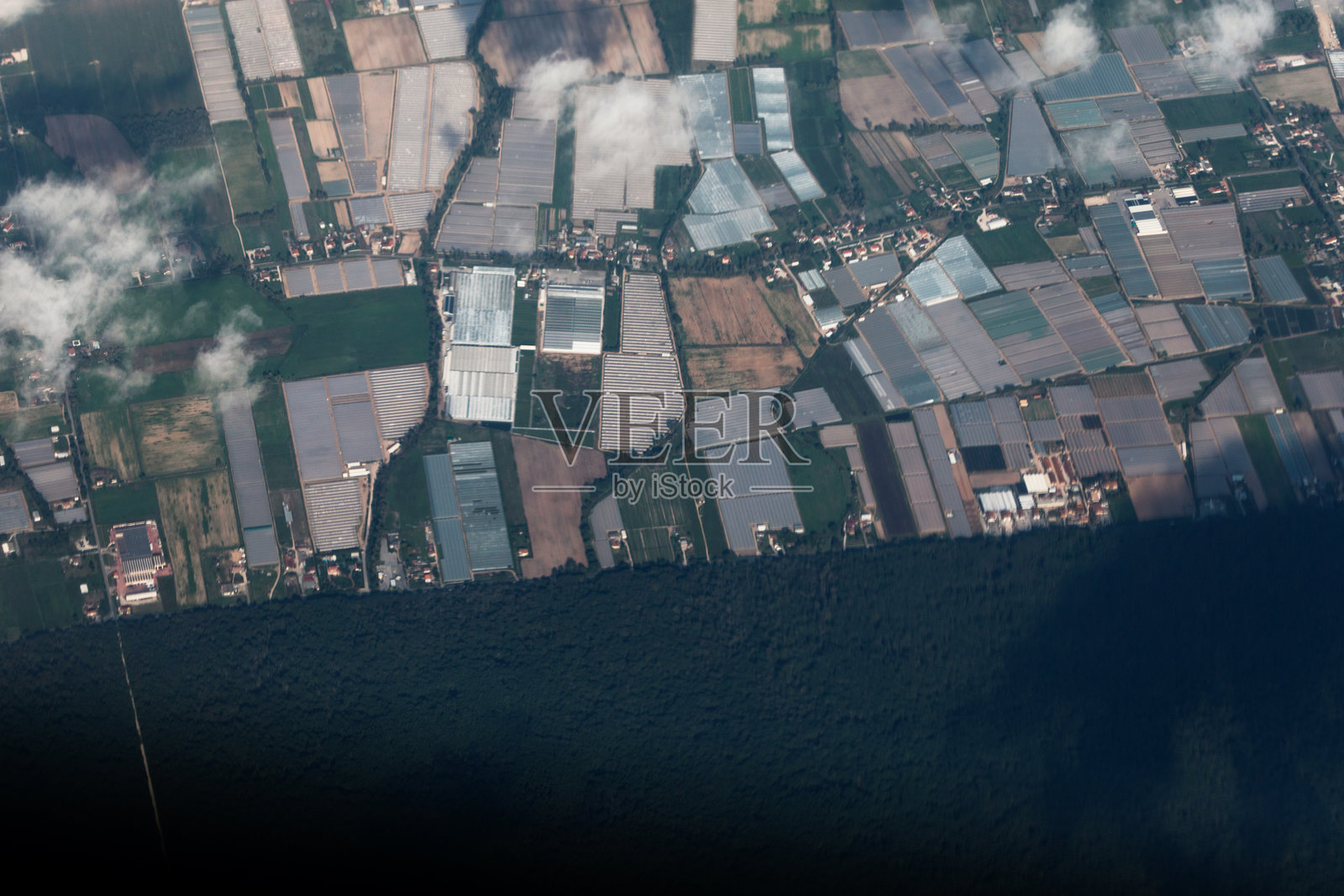 农业田地的拼布式鸟瞰图照片摄影图片