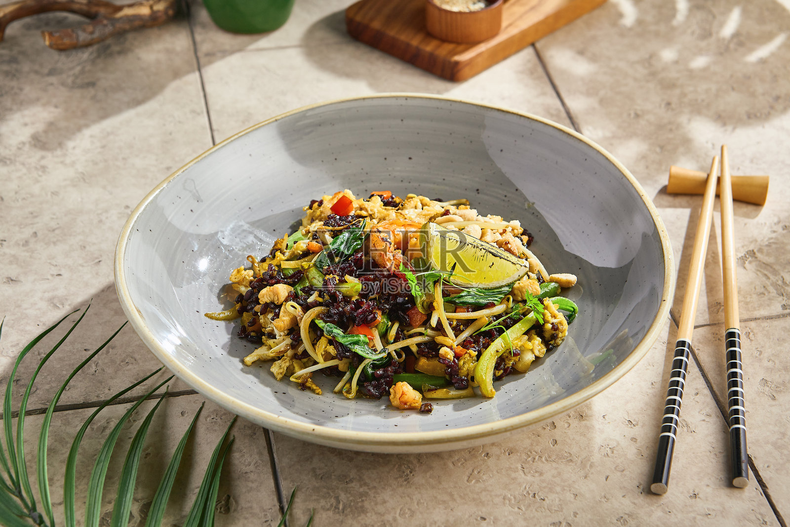 虾仁、鸡蛋和蔬菜炒野米，配以青柠装饰，明亮自然的俯视构图照片摄影图片