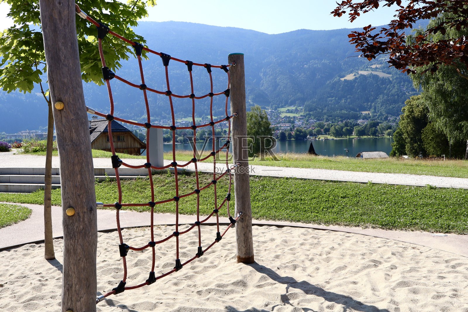 儿童游乐场上的绳索攀爬网，底部是沙子照片摄影图片