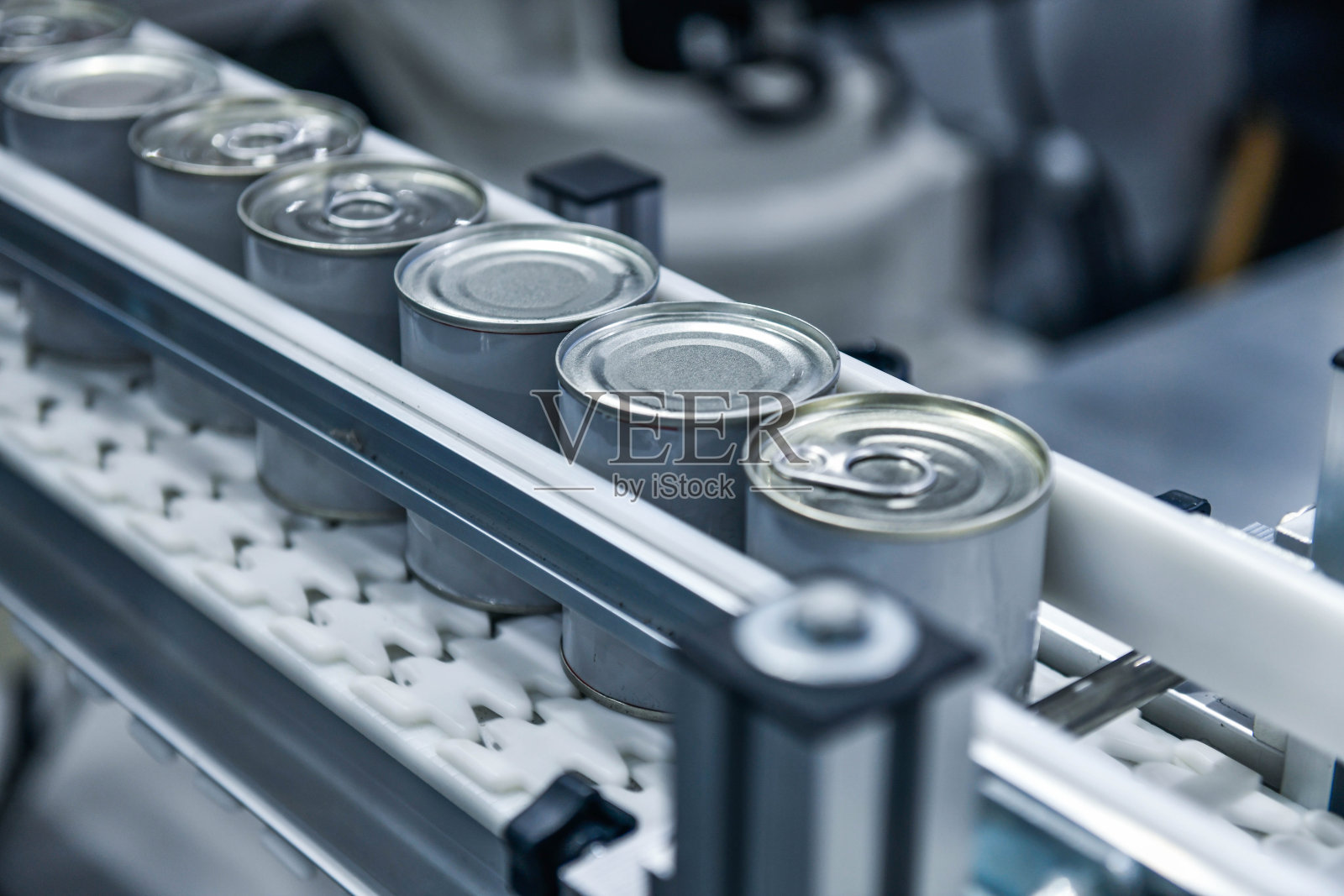 分销仓库中传送带上的罐装食品产品照片摄影图片