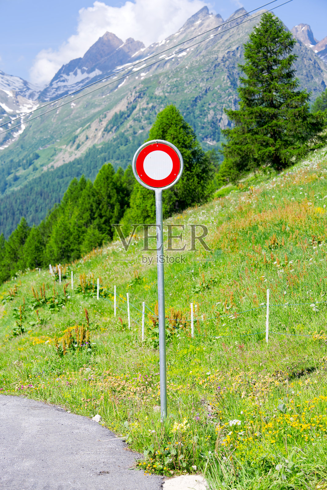 在阳光明媚的晚春中午，享受瑞士阿尔卑斯山的美丽风景，洛茨滕塔尔谷的劳亨阿尔普处有禁止驾驶的路标。照片摄影图片