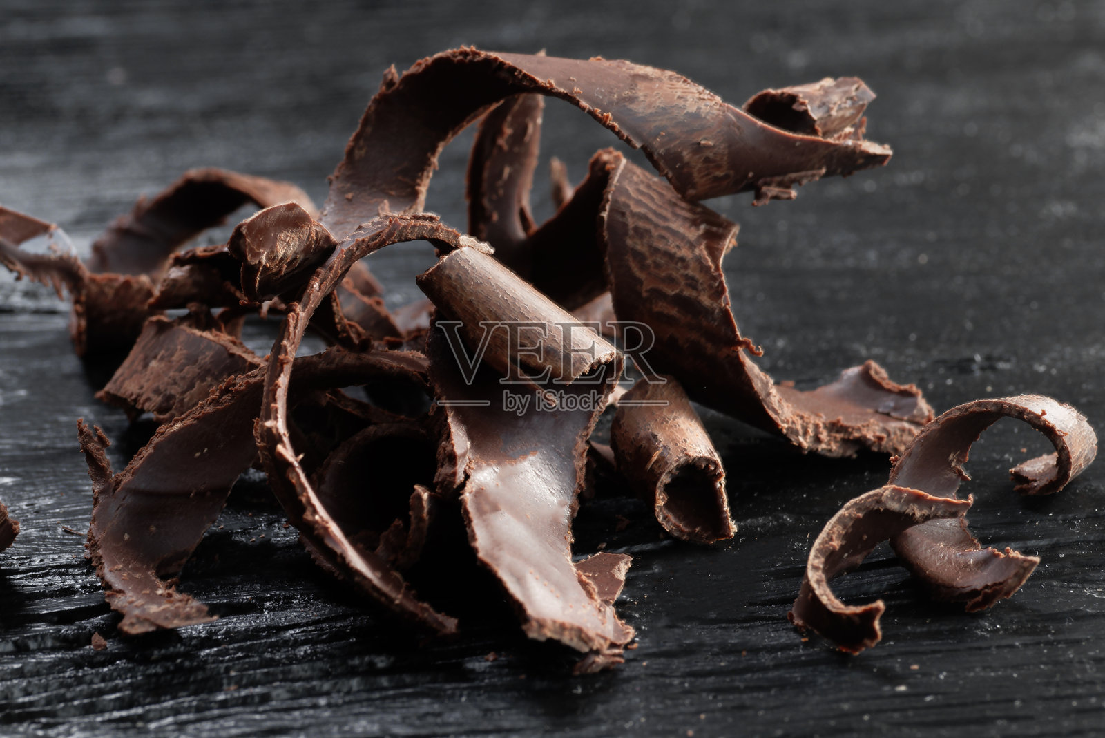 黑色木质背景上的黑巧克力块特写照片摄影图片
