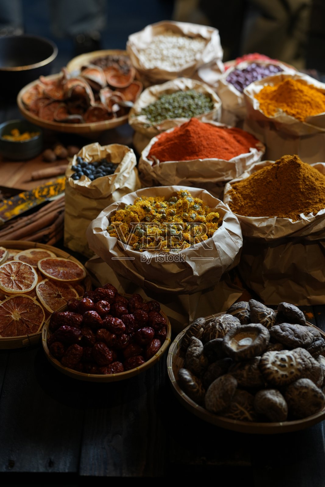 传统亚洲干草药和配料的特写。照片摄影图片