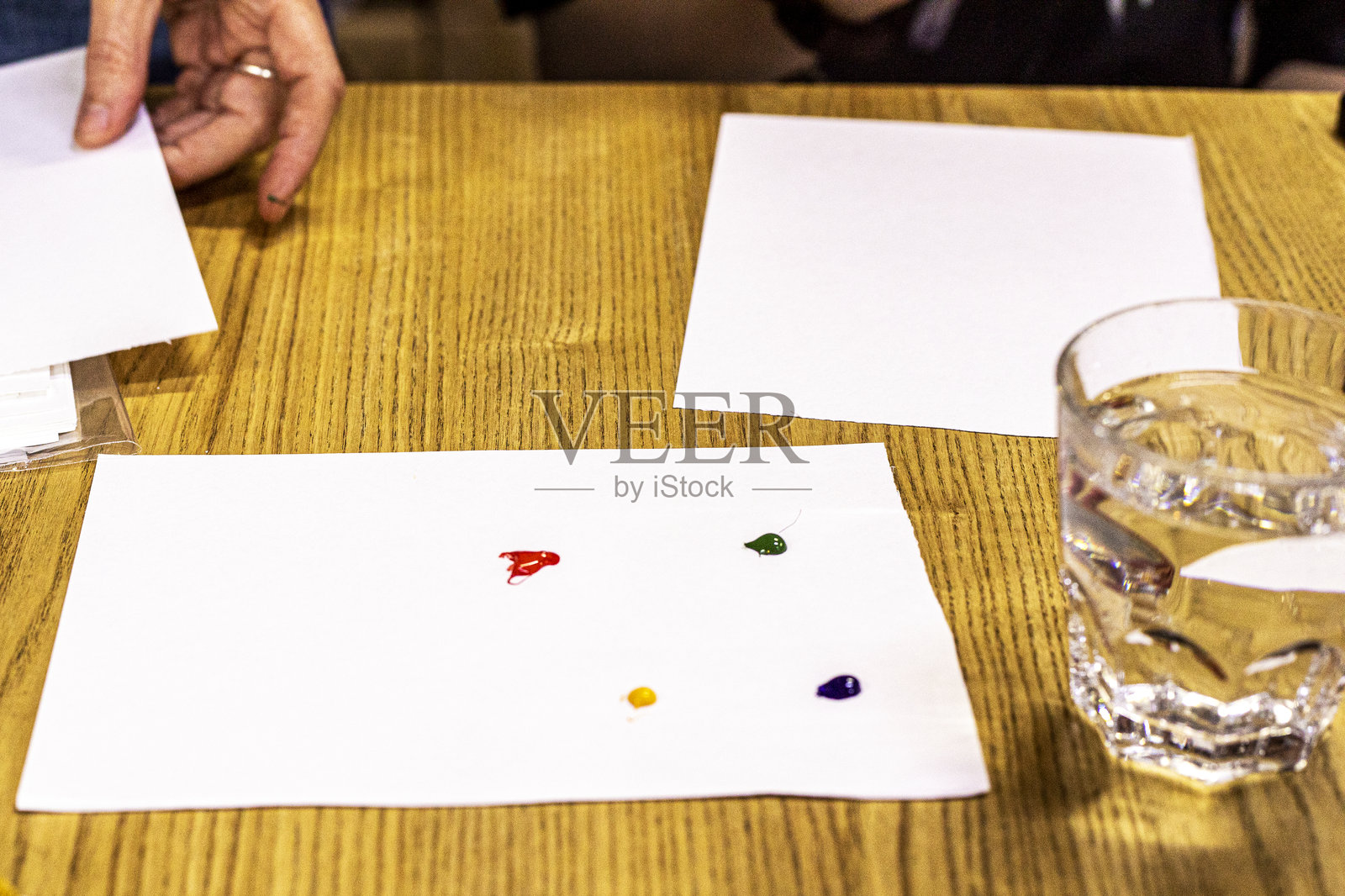 为初学者准备的水彩画工作坊女孩打开车门。家庭周末照片摄影图片