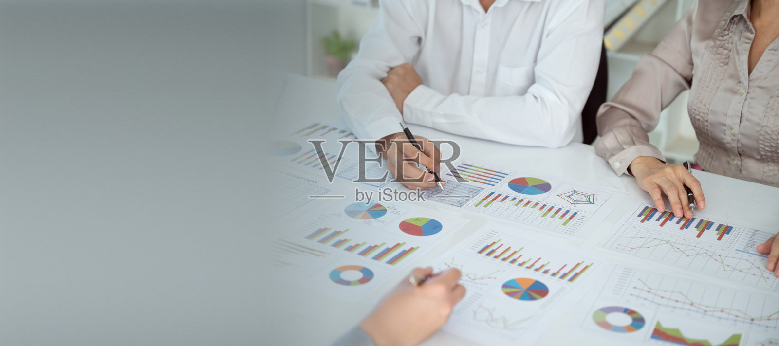 商业分析师团队正在进行会议，讨论新项目和企业报告的头脑风暴。照片摄影图片