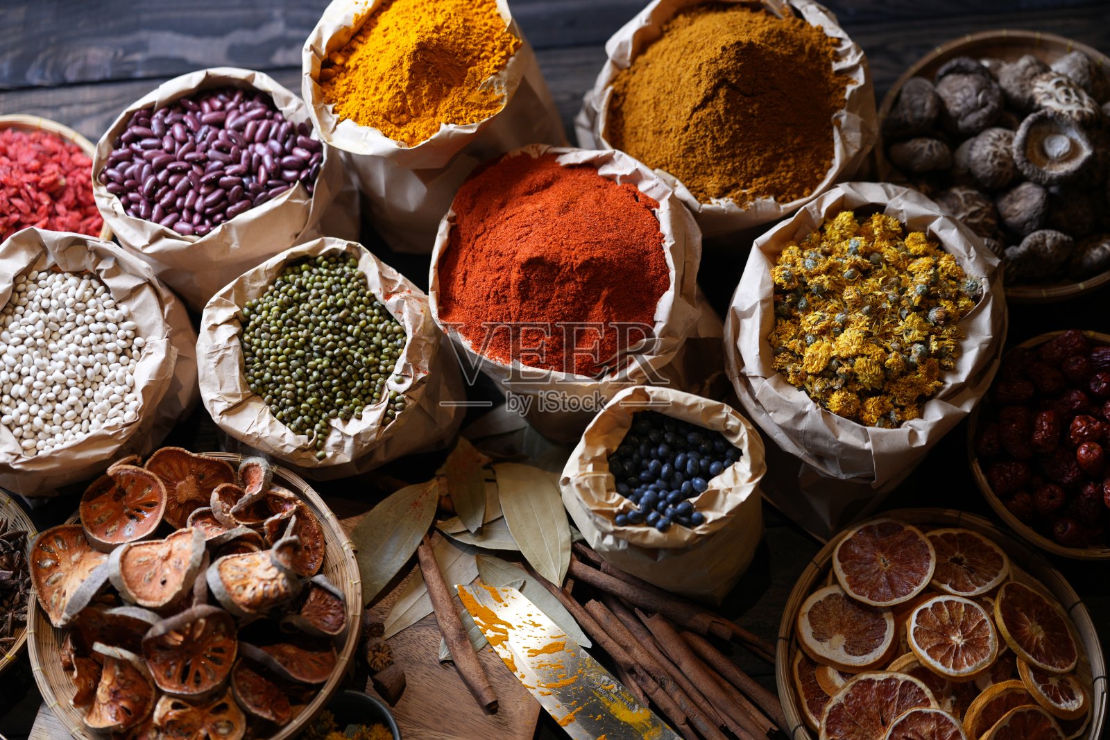 传统亚洲干草药和食材的特写镜头。照片摄影图片