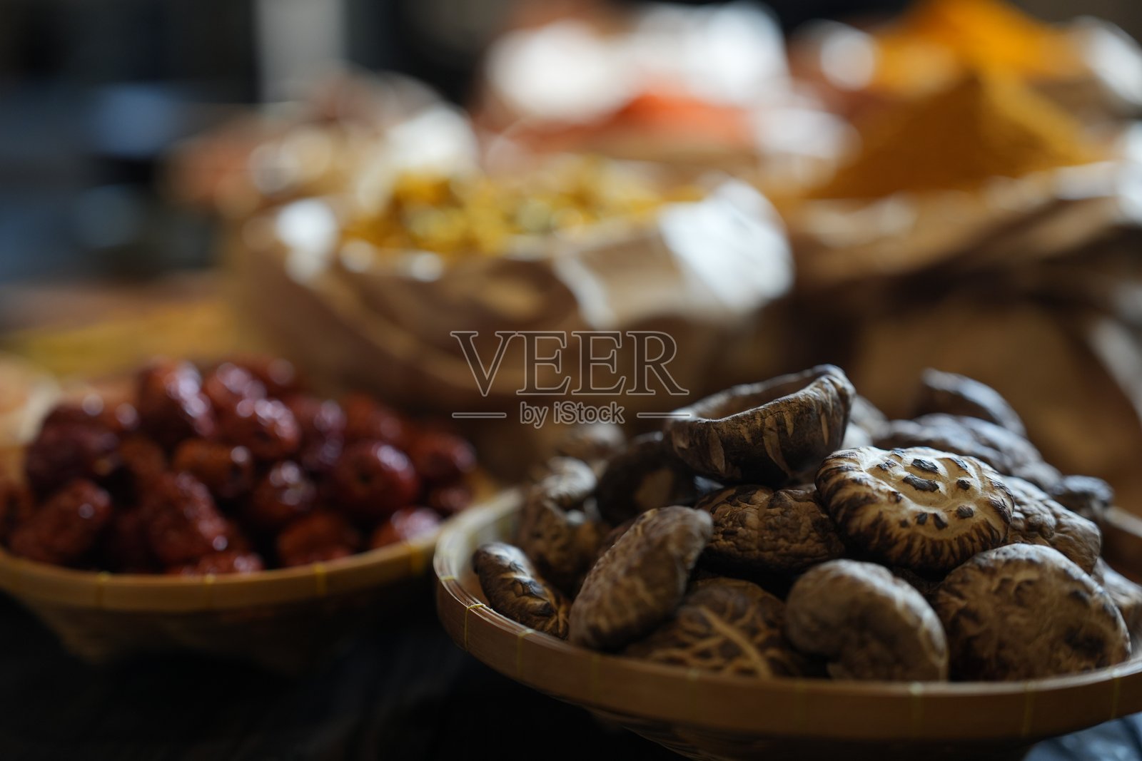 传统亚洲干草药和食材的特写镜头。照片摄影图片