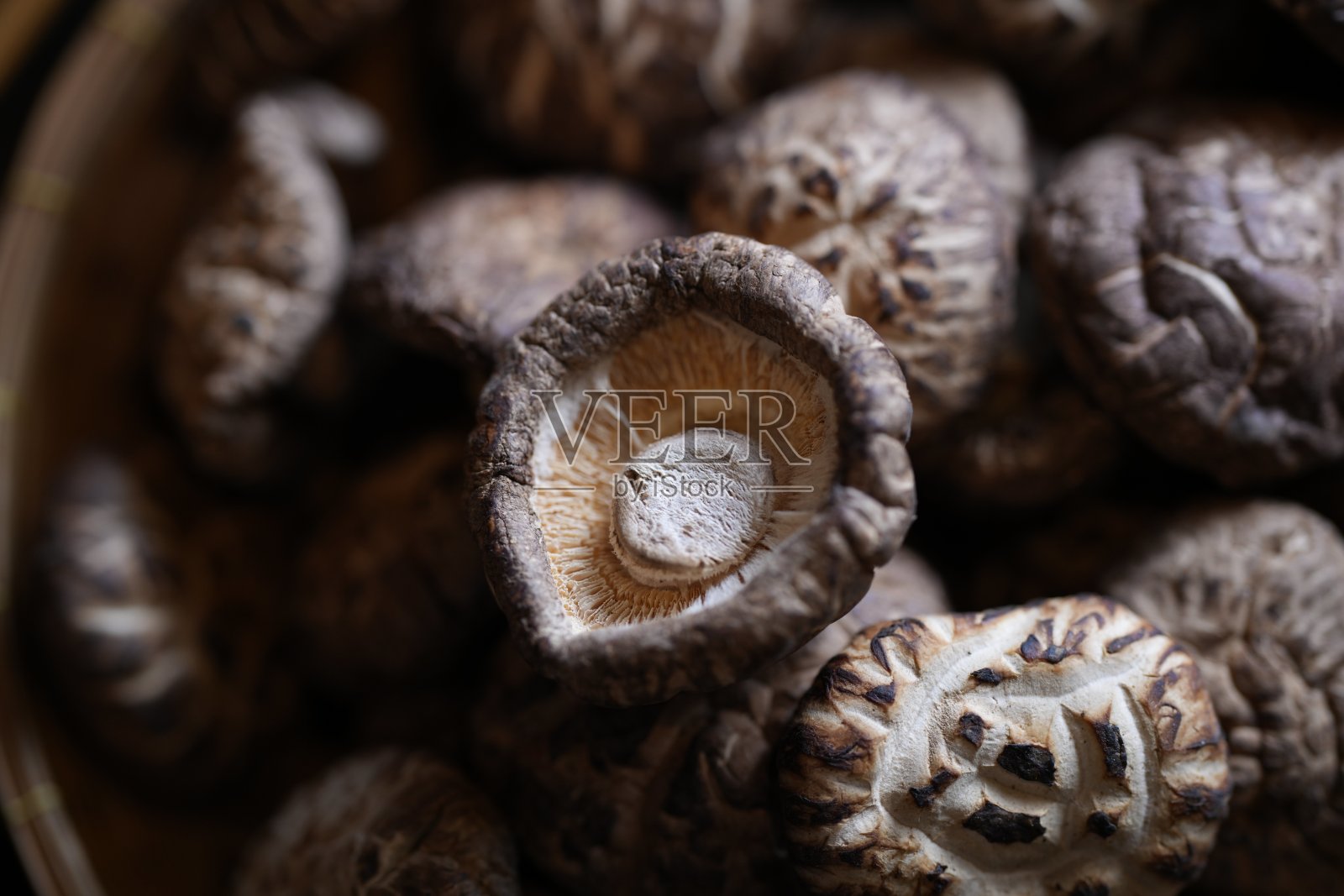 传统亚洲干草药和配料的特写镜头。照片摄影图片