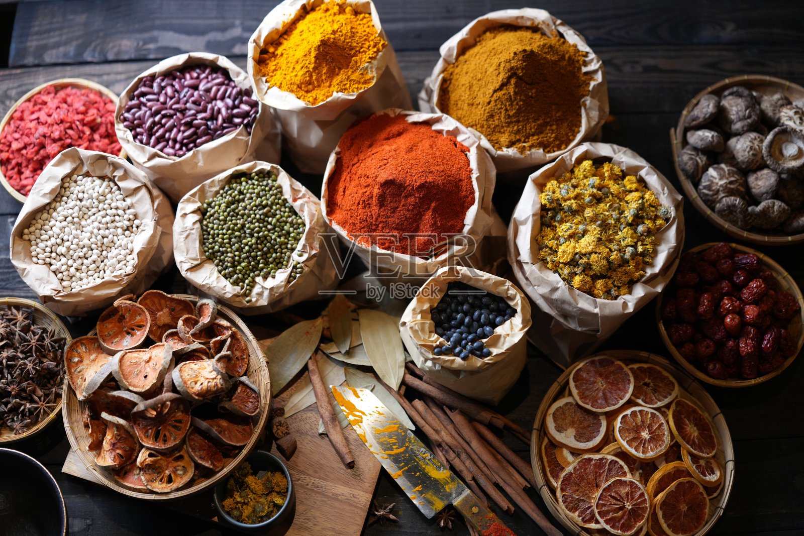 传统亚洲干草药和食材的特写。照片摄影图片