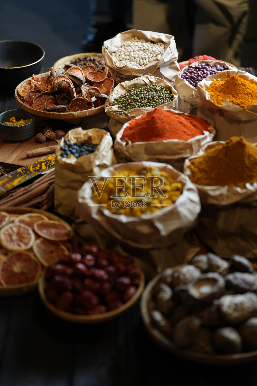 传统亚洲干草药和配料的特写。照片摄影图片