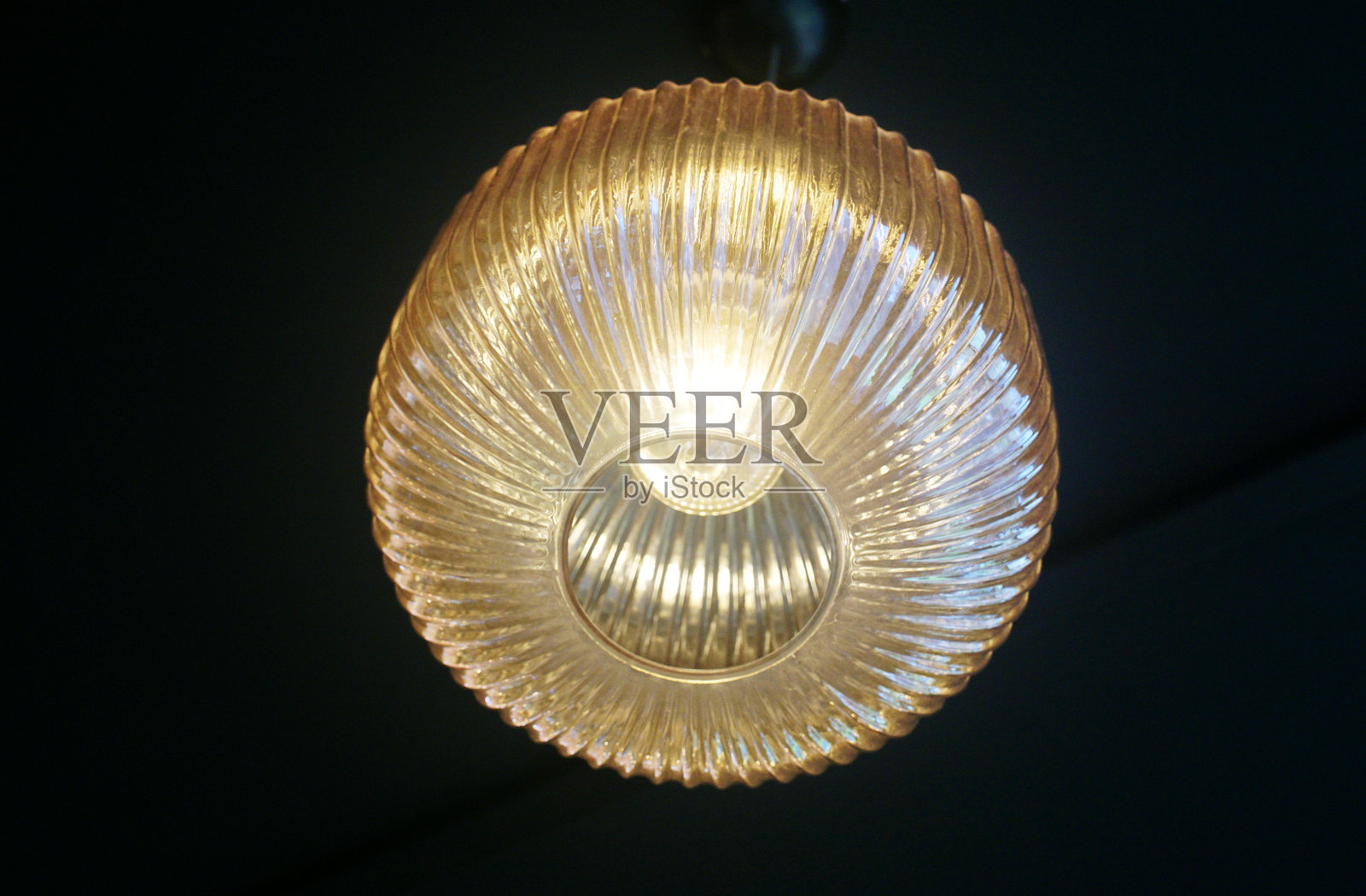 复古吊灯悬挂在黑暗的天花板背景上照片摄影图片