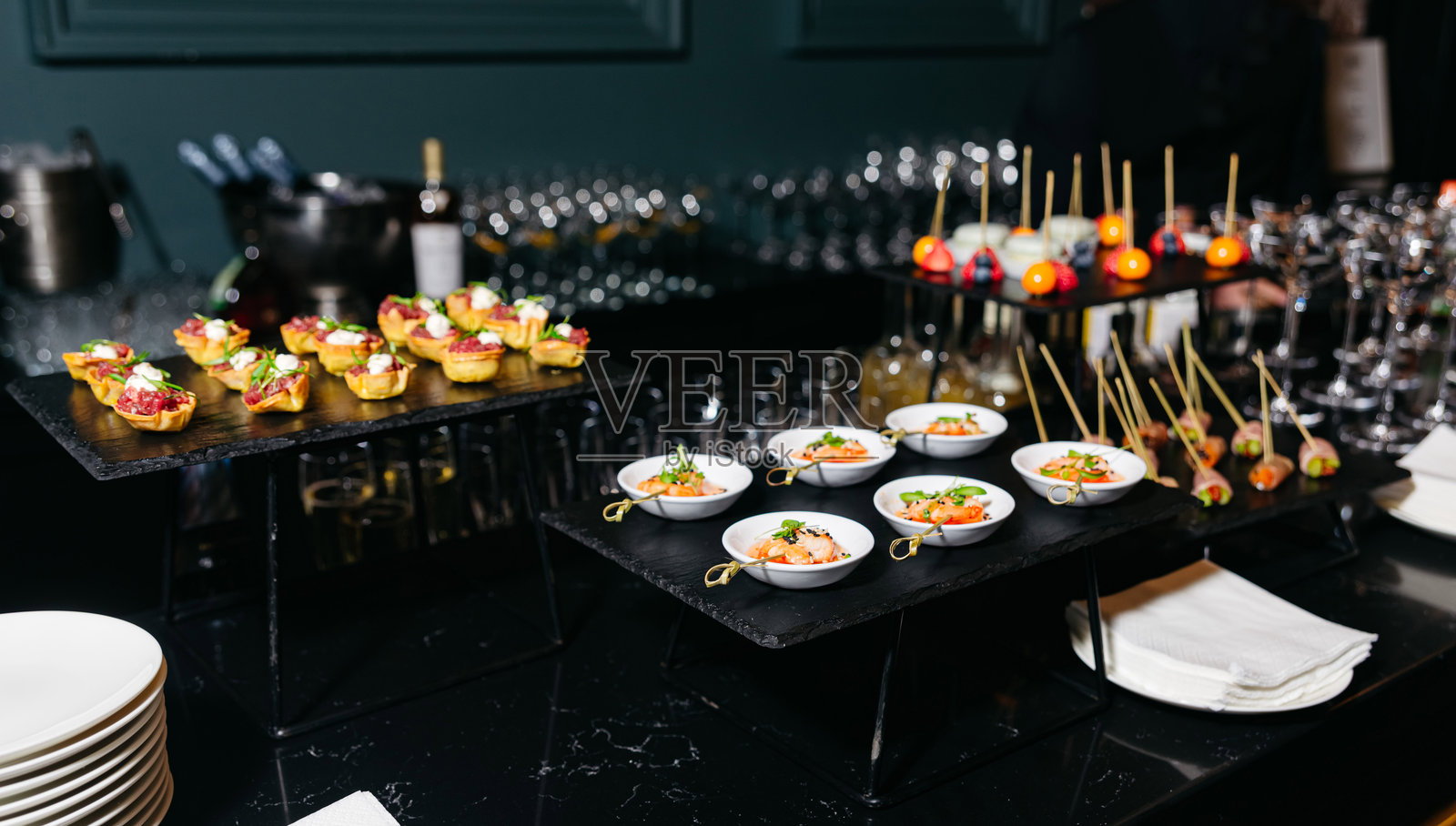 优雅的美食自助餐桌，上面摆满了开胃菜。照片摄影图片