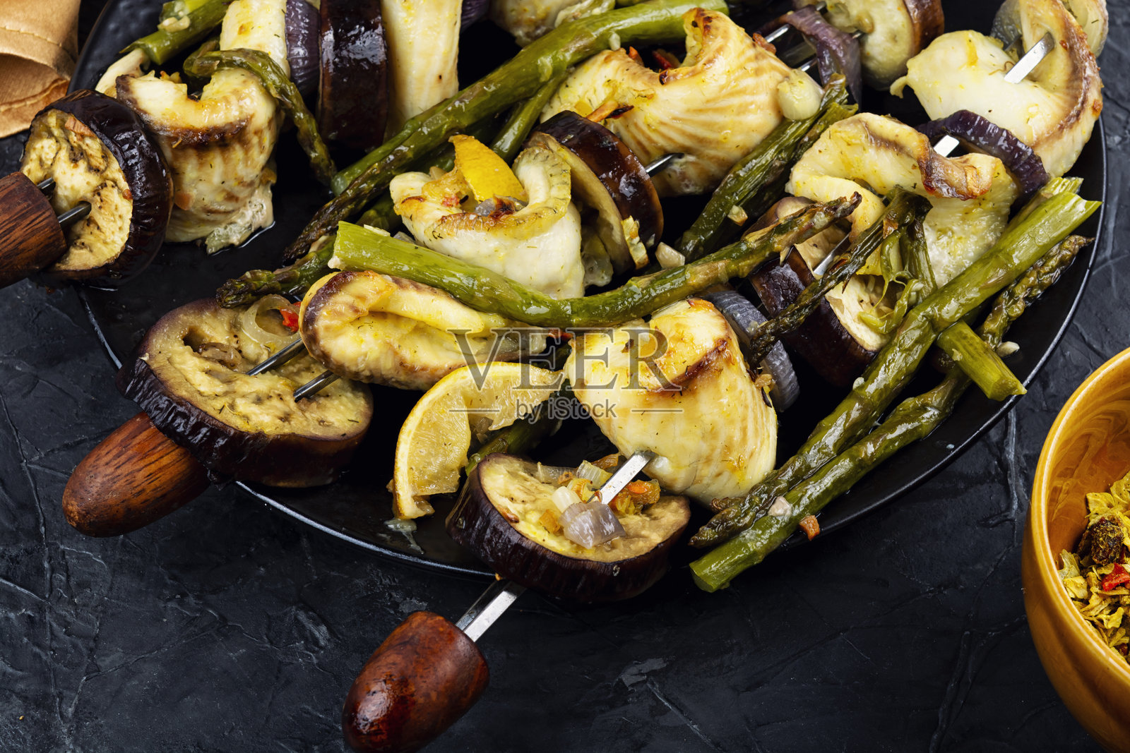 白色鱼片配芦笋，美味的烤罗非鱼。照片摄影图片