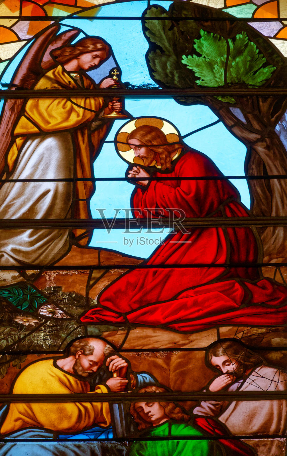 19世纪的彩色玻璃画《耶稣在客西马尼园的祷告与沉睡的门徒》。照片摄影图片
