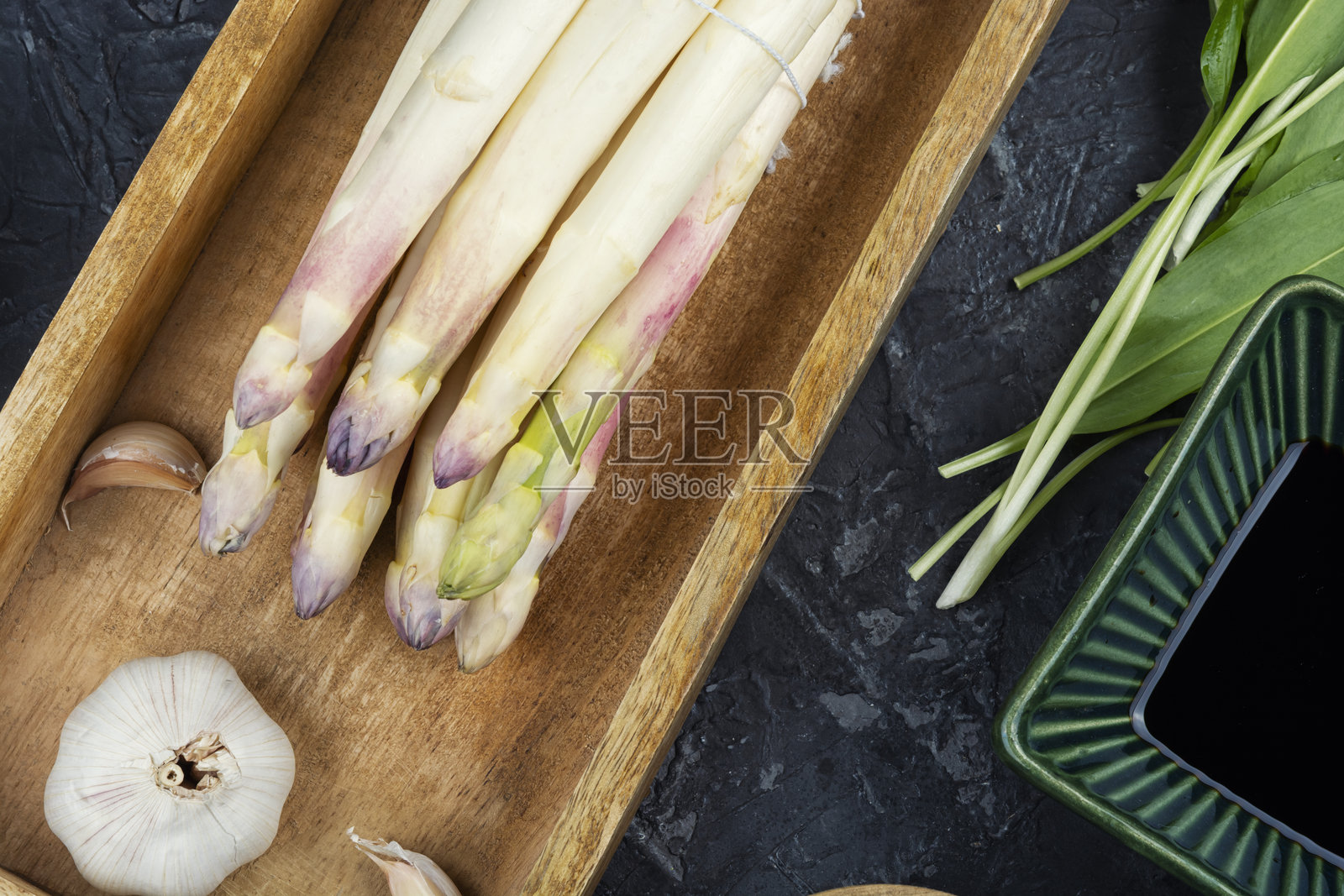 一束束白芦笋。照片摄影图片