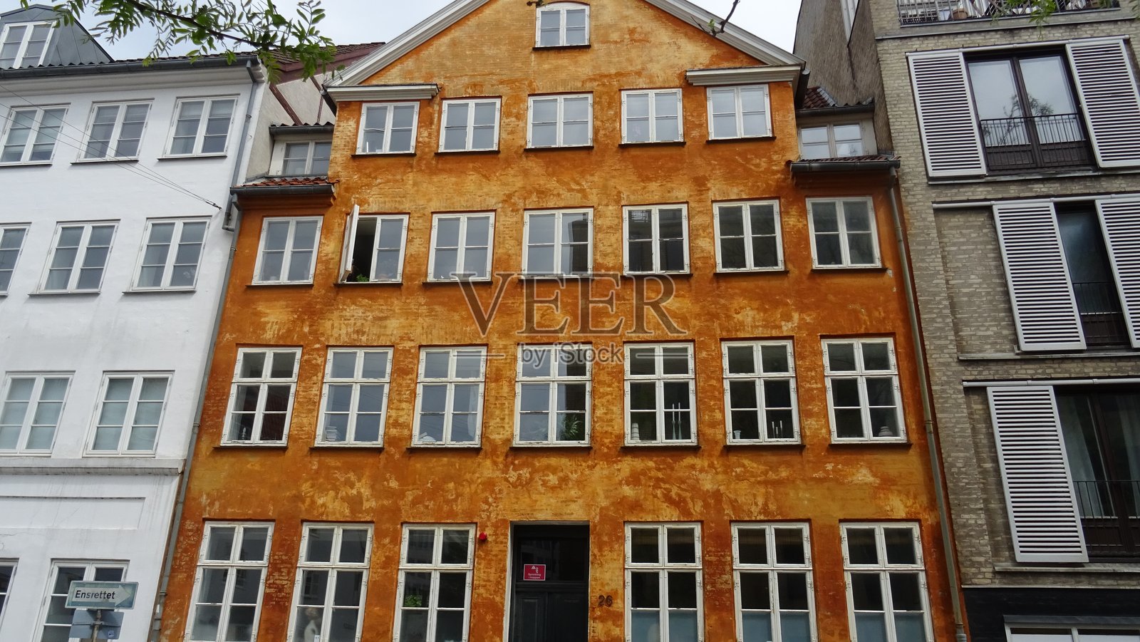 哥本哈根街道上的橙色宫殿照片摄影图片