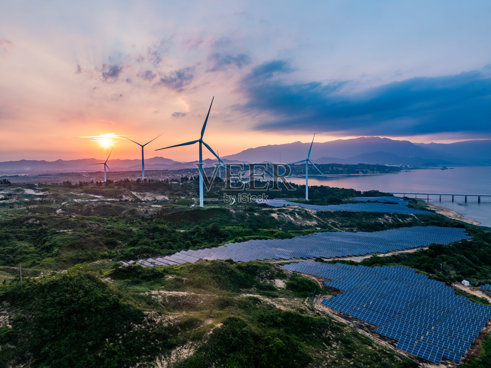 日落时分的光伏太阳能和风能新能量照片摄影图片