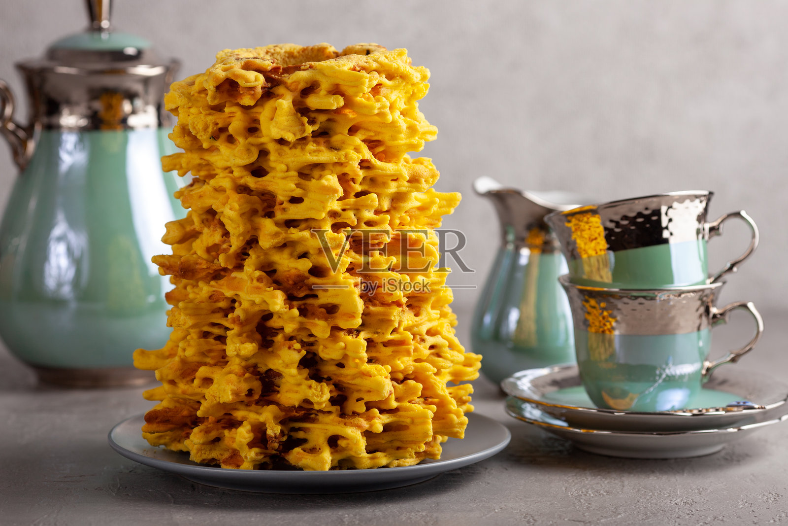 优雅复古茶杯和咖啡壶的萨科提斯蛋糕照片摄影图片