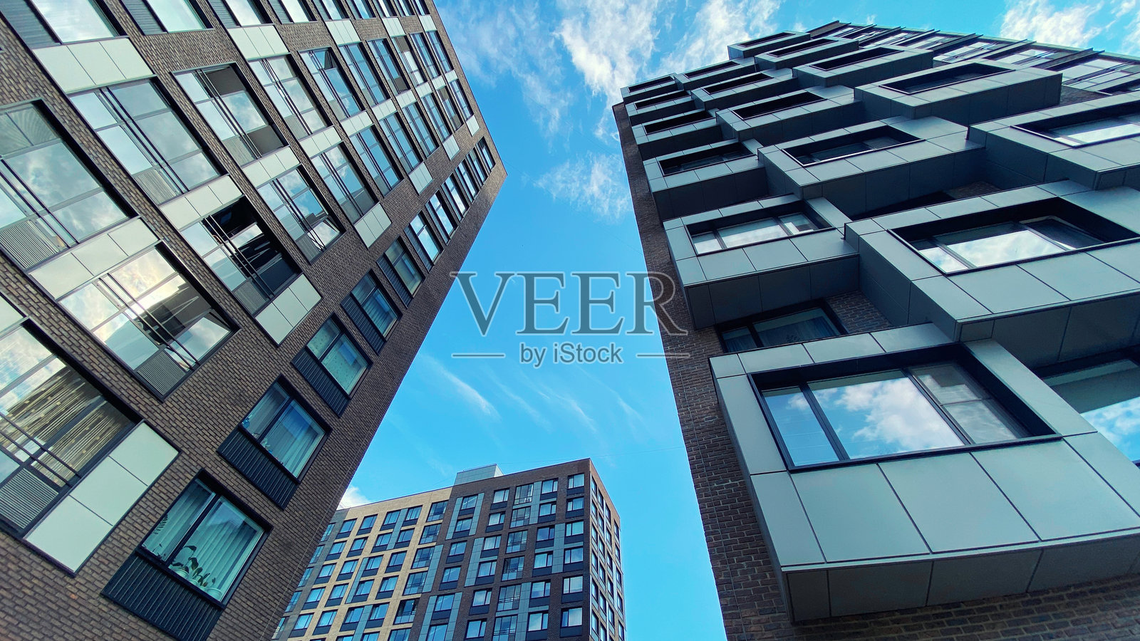 现代住宅公寓建筑，配有大型全景窗户照片摄影图片