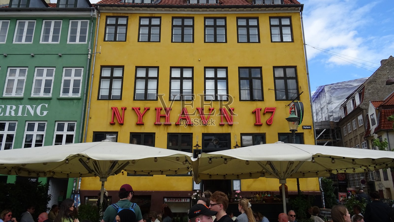 哥本哈根Nyhavn餐厅里的聚会人群照片摄影图片
