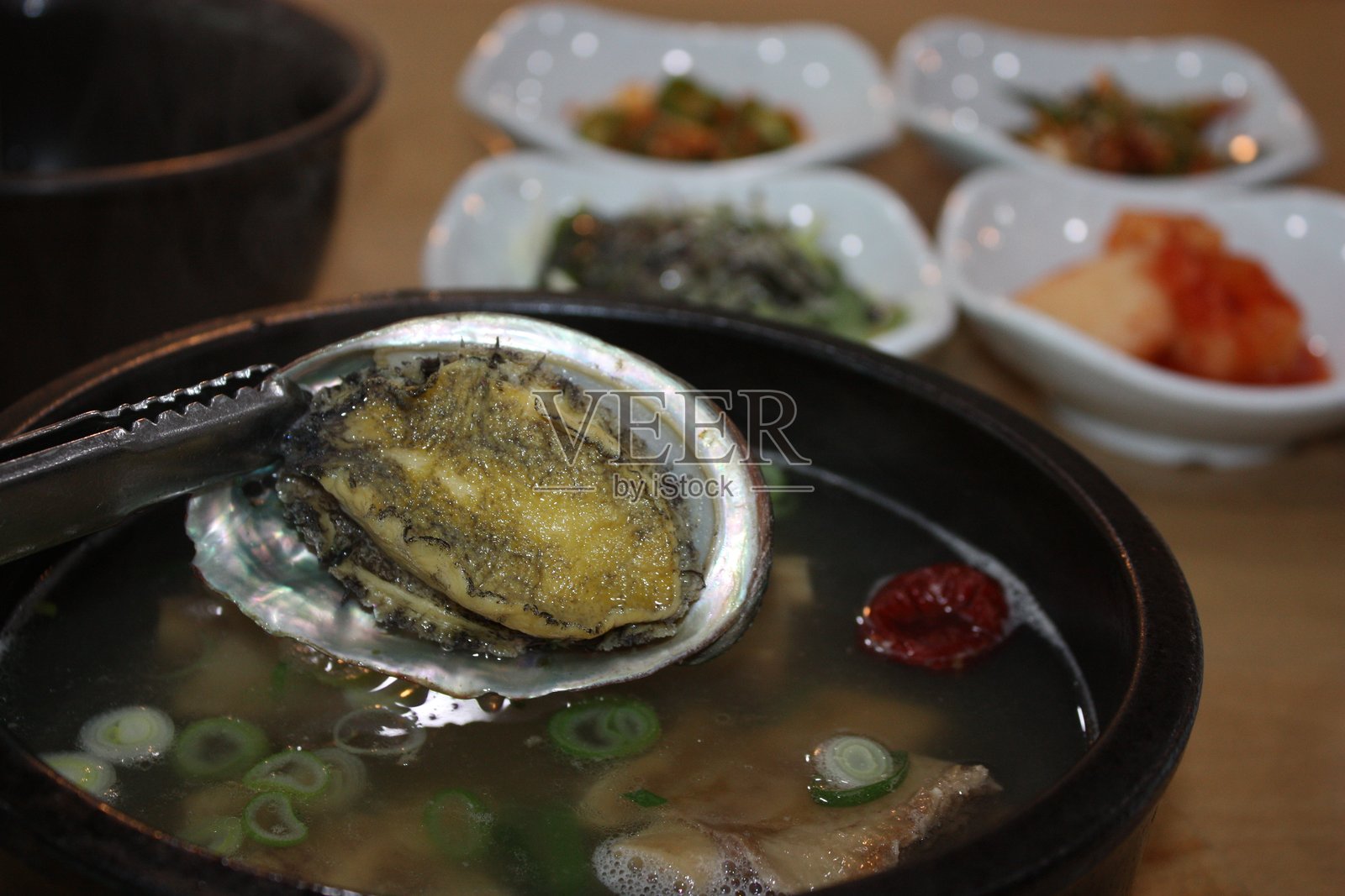 鲍鱼牛肋骨汤套餐：韩国料理照片摄影图片