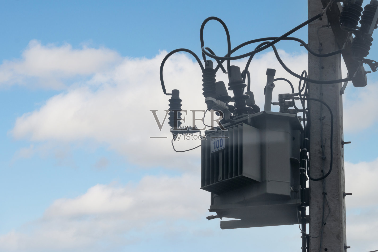 电力变压器安装在电力杆上照片摄影图片