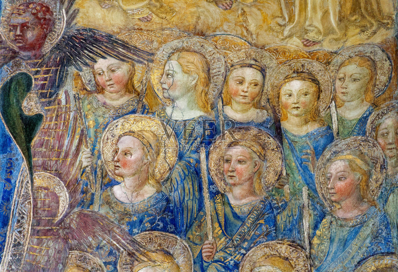 15世纪的壁画，描绘了一群天使在崇拜和祈祷。照片摄影图片
