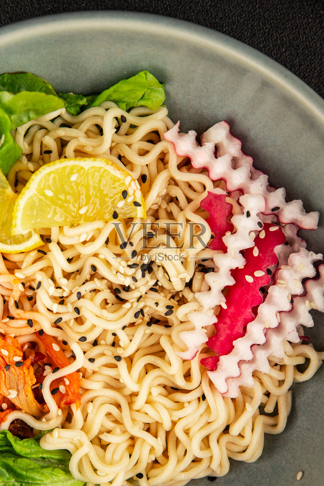 素食面碗，新鲜美味的美食背景， rustic 风格的桌面俯视图，留白，适合生酮和古饮食的素食和素食者食品照片摄影图片