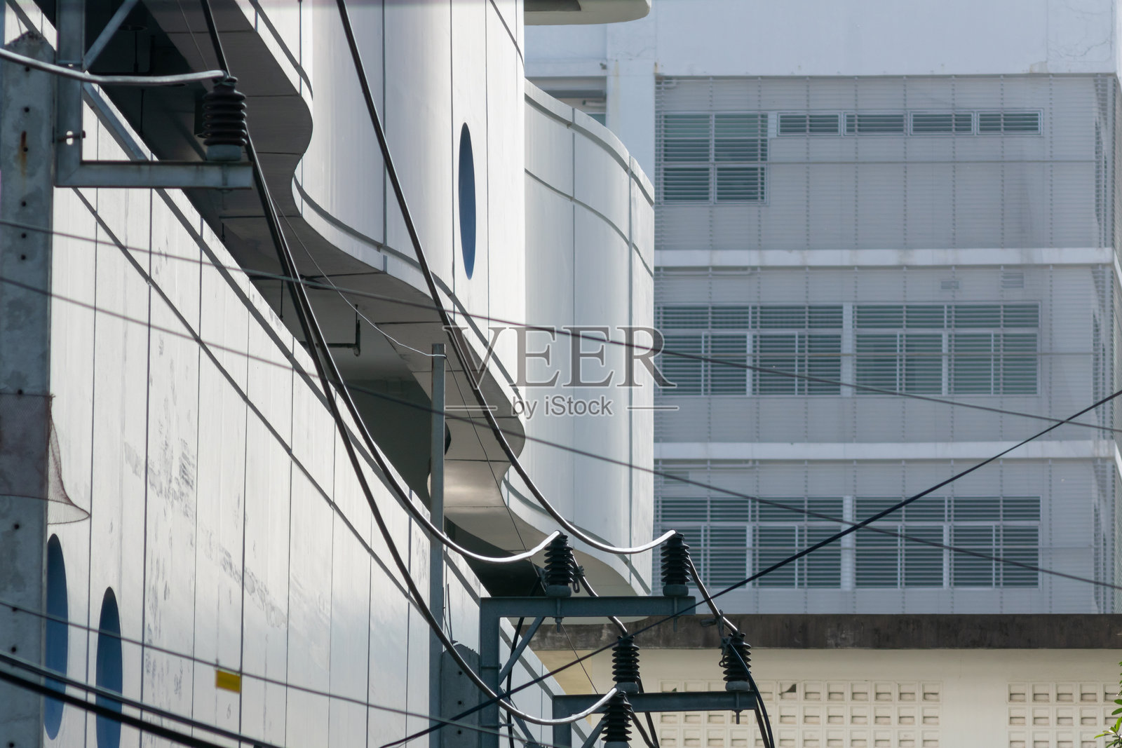 城市建筑与电力线的对比照片摄影图片