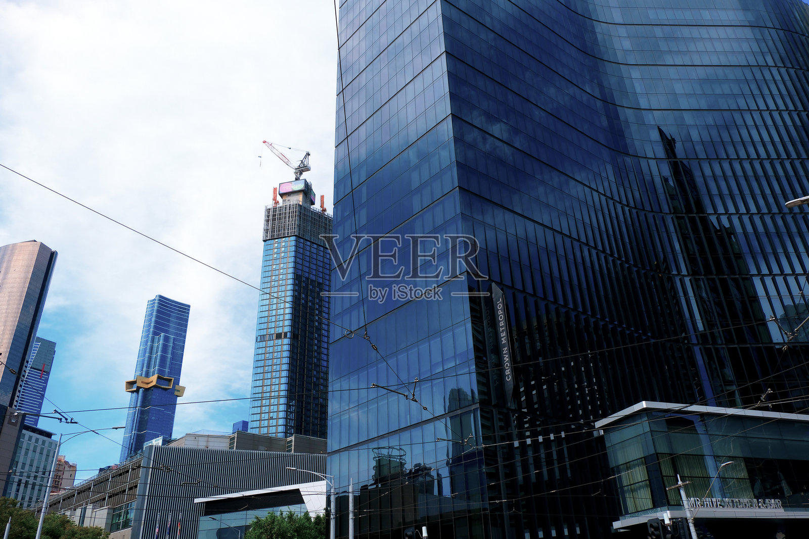 澳大利亚墨尔本商业中心的酒店、银行和摩天大楼,从繁忙的街道上看到。照片摄影图片