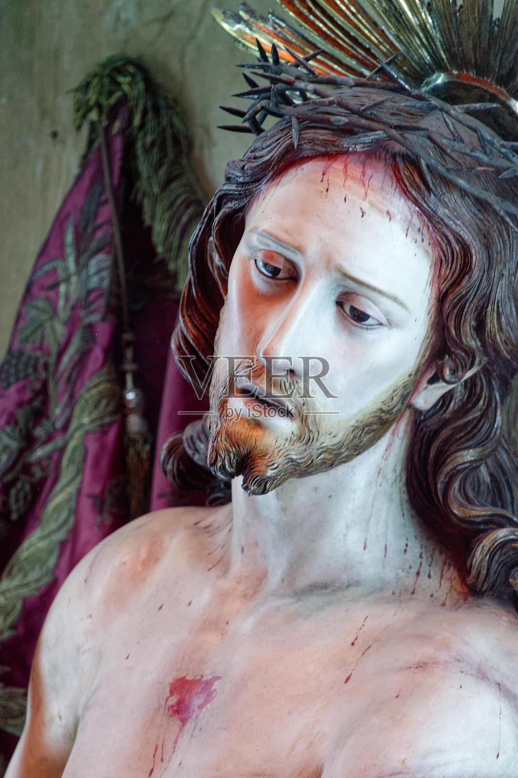 19世纪耶稣基督肖像雕像。照片摄影图片