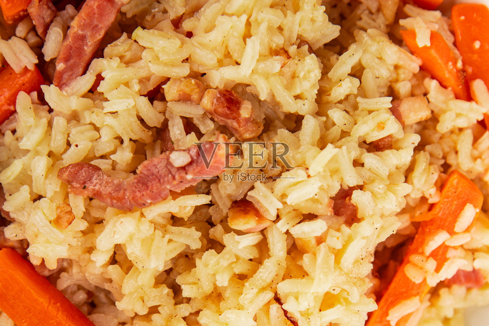 米饭、肉类和蔬菜的焖饭，新鲜美味的美食背景， rustic 风格的桌面俯视图，留白空间。照片摄影图片