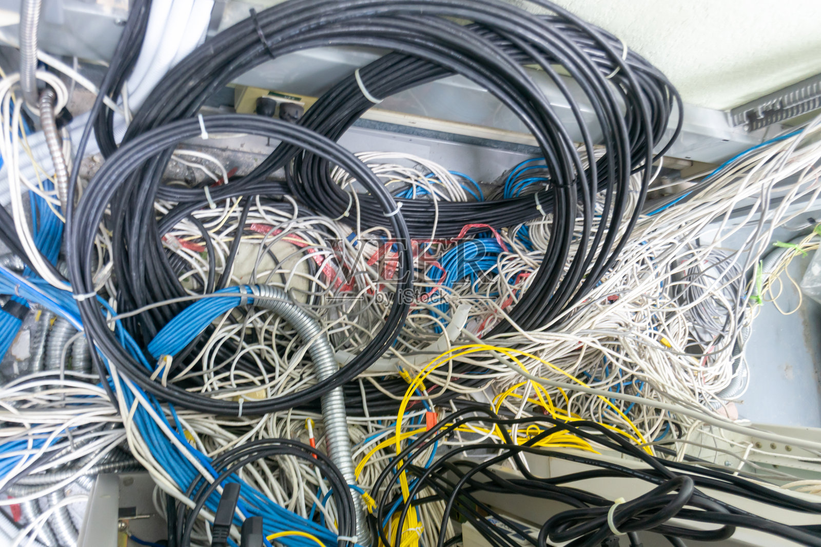 凌乱的网络电缆和布线混乱照片摄影图片