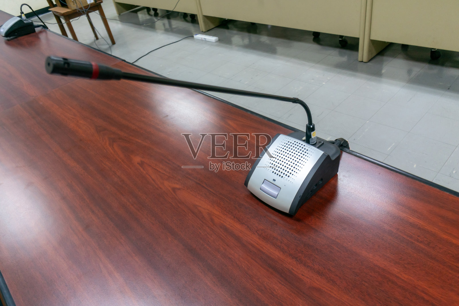 木桌上的会议麦克风照片摄影图片