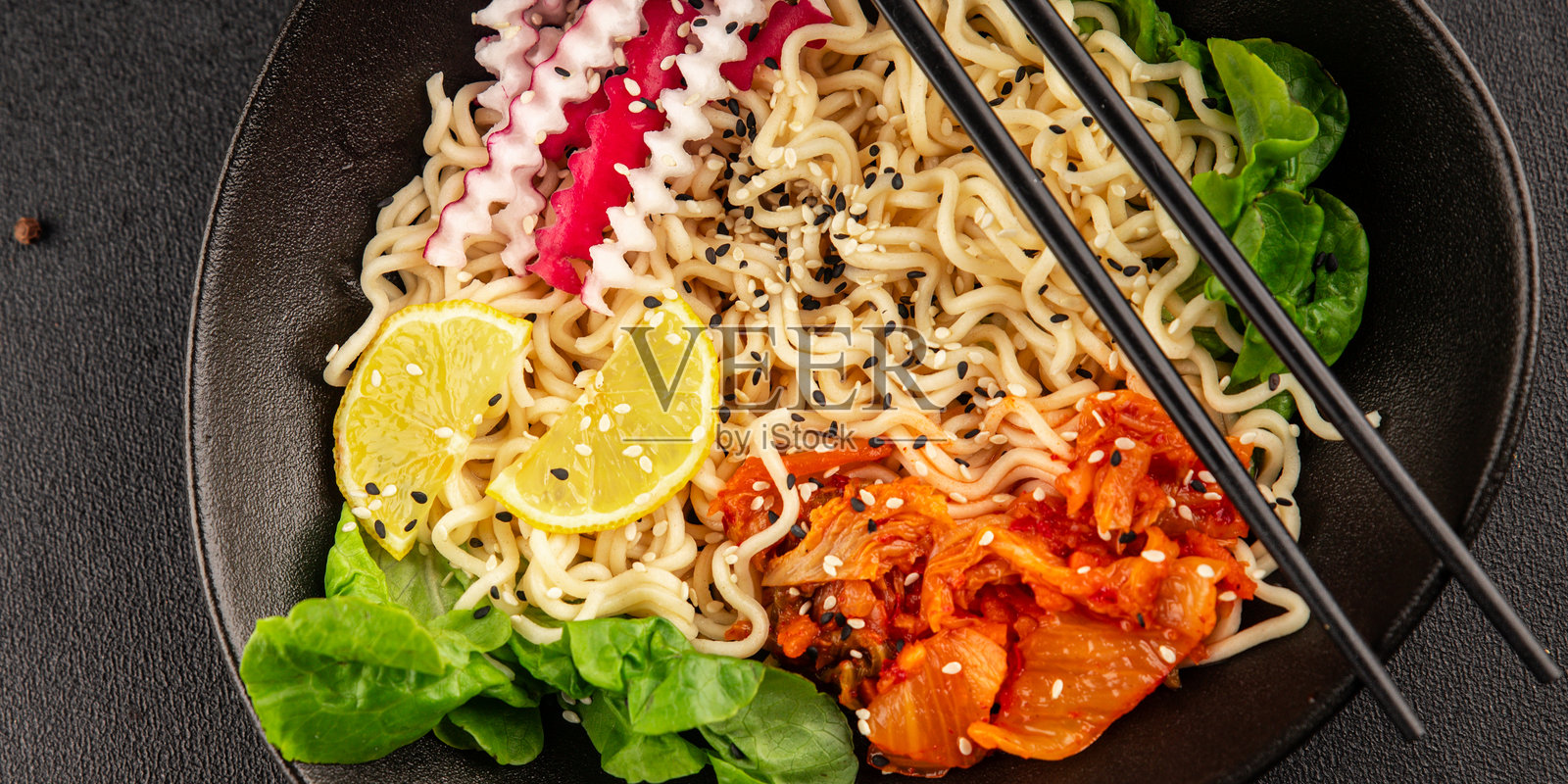 素食面碗，新鲜美味的美食背景，桌面上的乡村风格美食俯视图，留白空间，适合生酮和古饮食的素食和素食者食品照片摄影图片