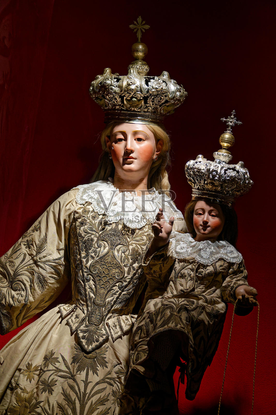 19世纪的圣母玛利亚雕像,怀抱着耶稣基督婴儿。照片摄影图片