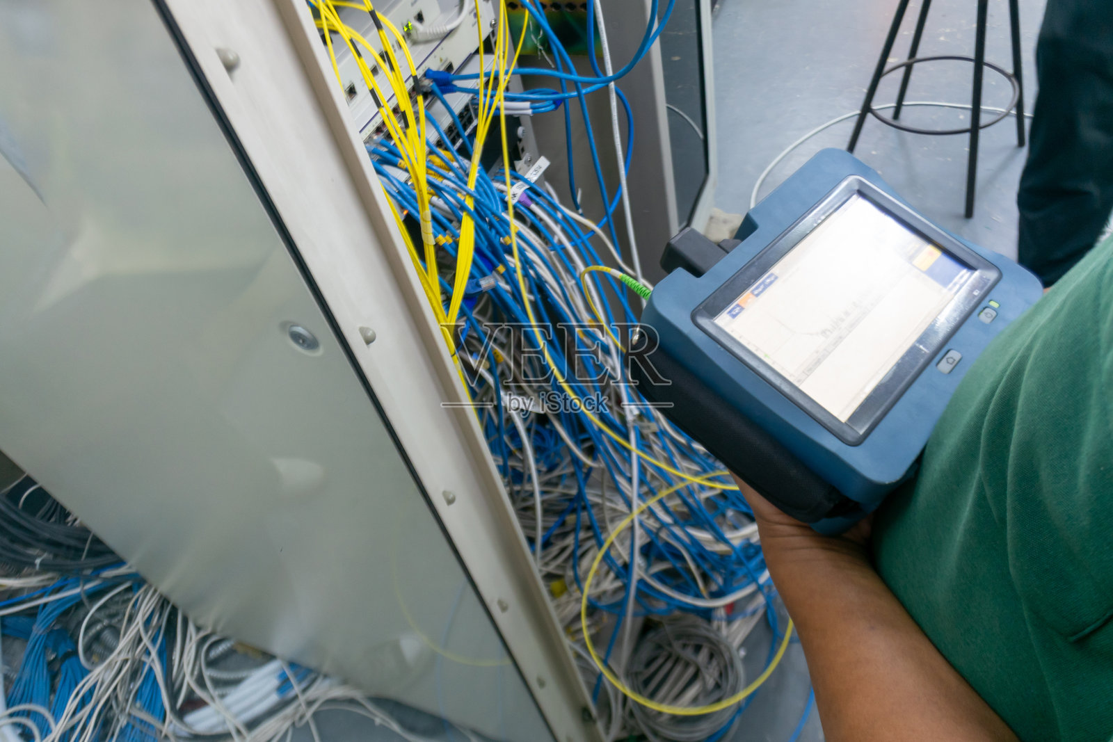 技术人员在实验室使用电缆测试仪照片摄影图片