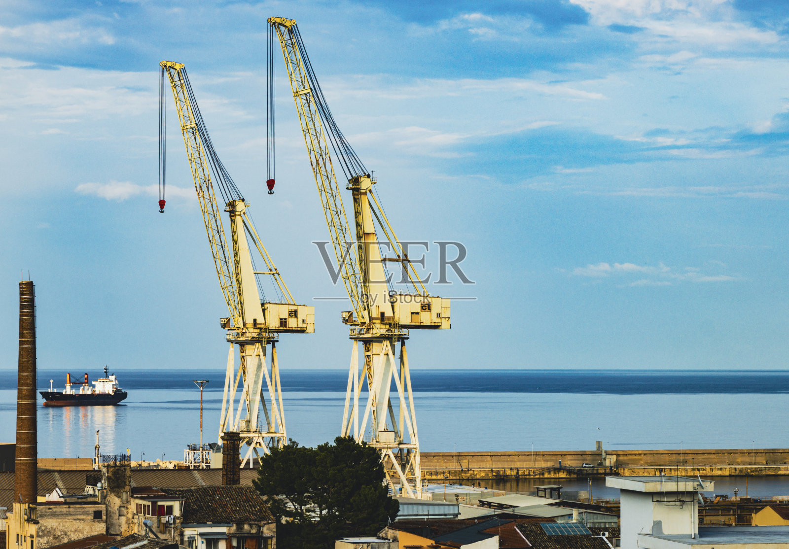 地中海与巴勒莫港口景观中雄伟标志性的起重机照片摄影图片