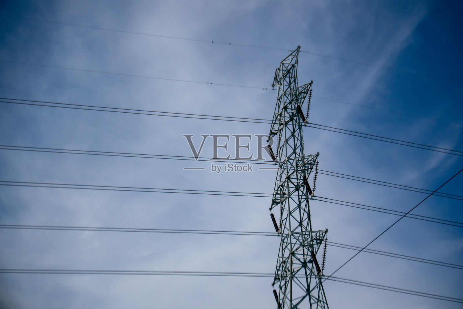高压电力线与天空的对比照片摄影图片