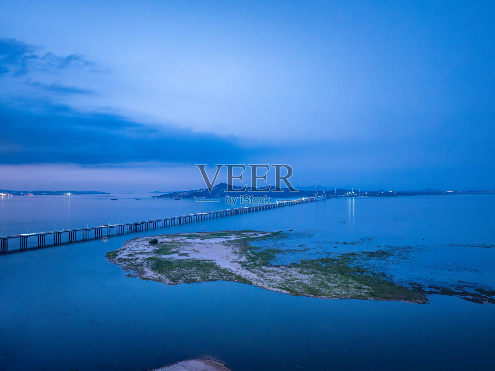 日落时分的光伏太阳能和风能新能量照片摄影图片