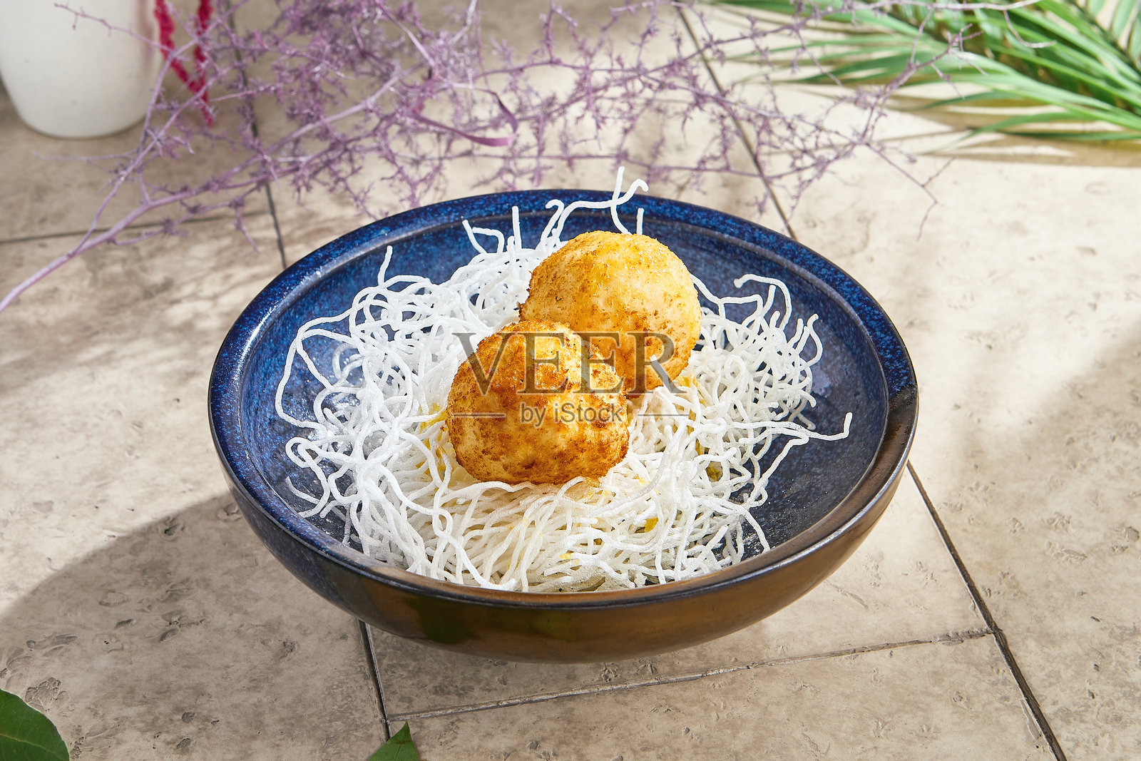 炸冰淇淋甜点，明亮的自然光，简约的俯视构图照片摄影图片