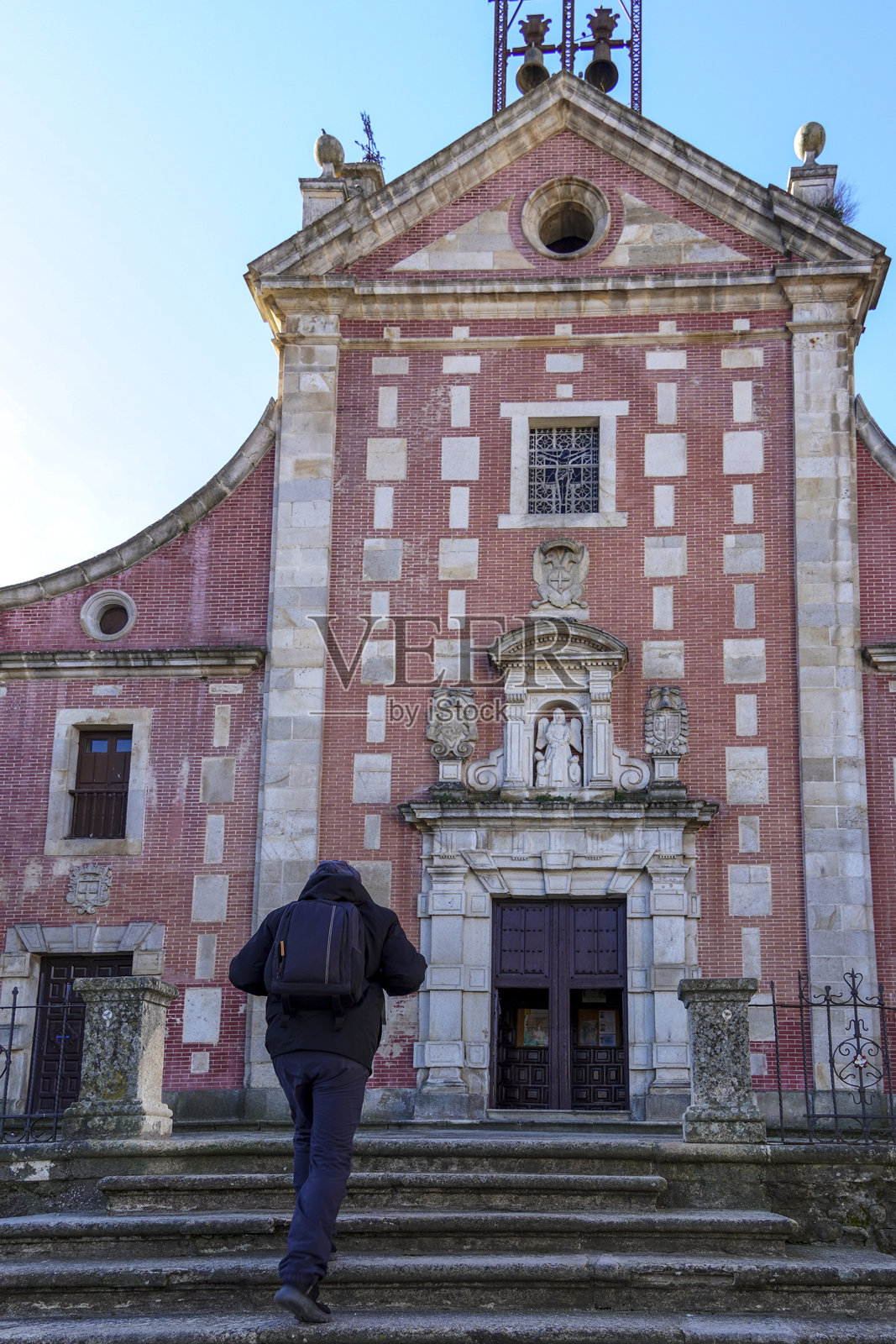 游客走向位于卡塞雷斯的赫尔瓦斯的修女院。照片摄影图片