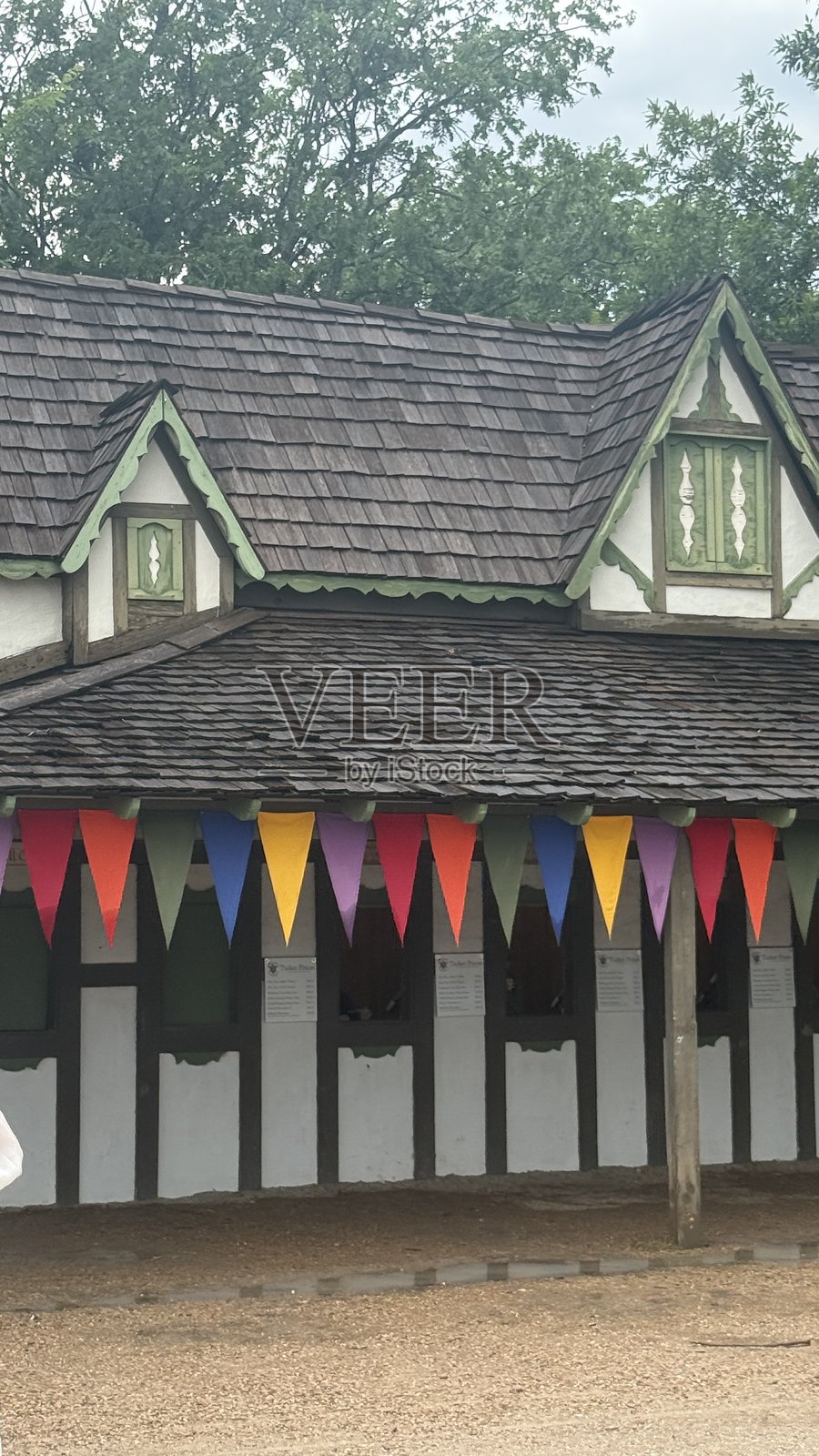 中世纪风格的店面，悬挂着五彩缤纷的旗帜照片摄影图片