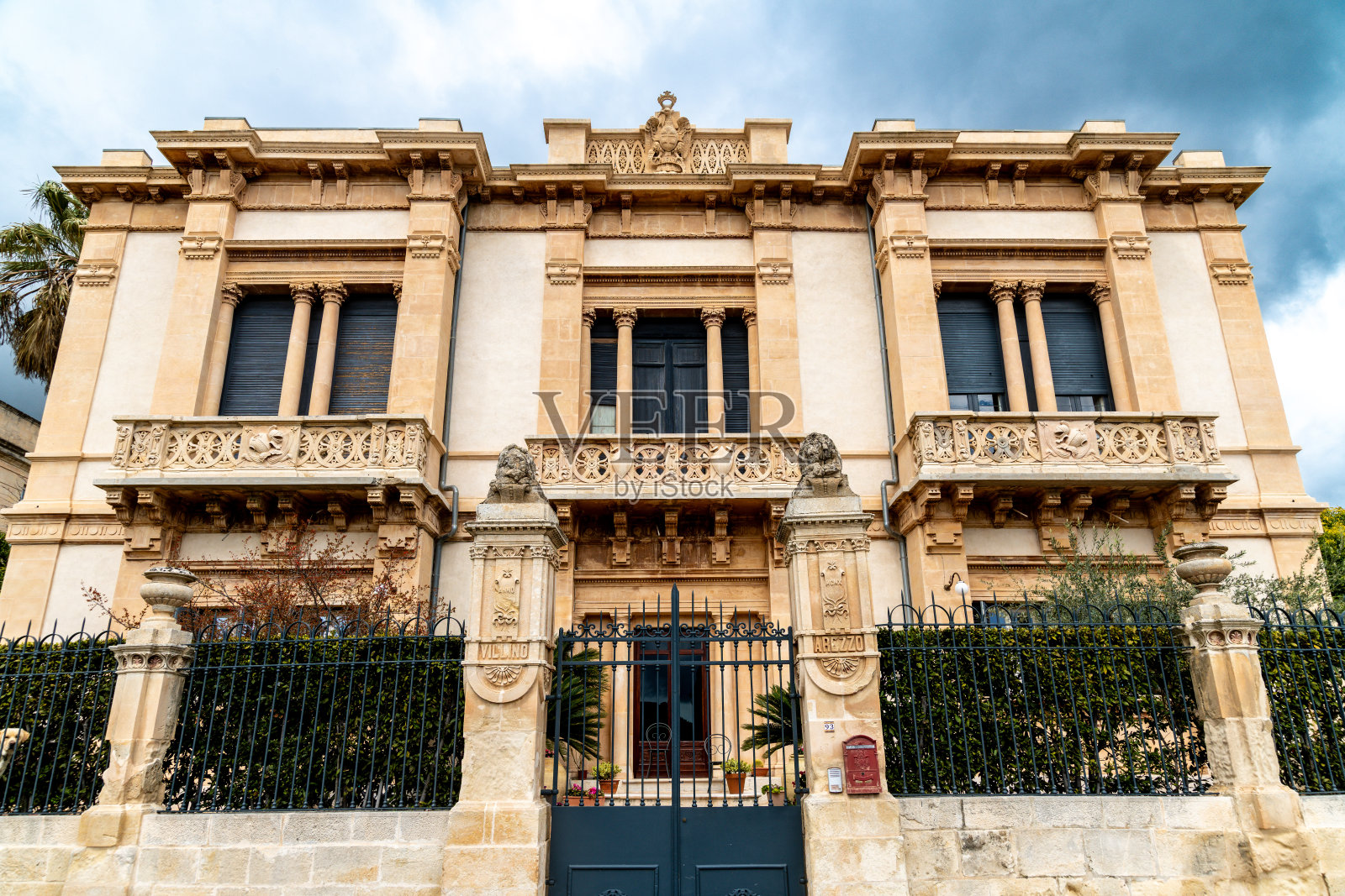 经典建筑的外立面，细节精致，阿雷佐别墅照片摄影图片