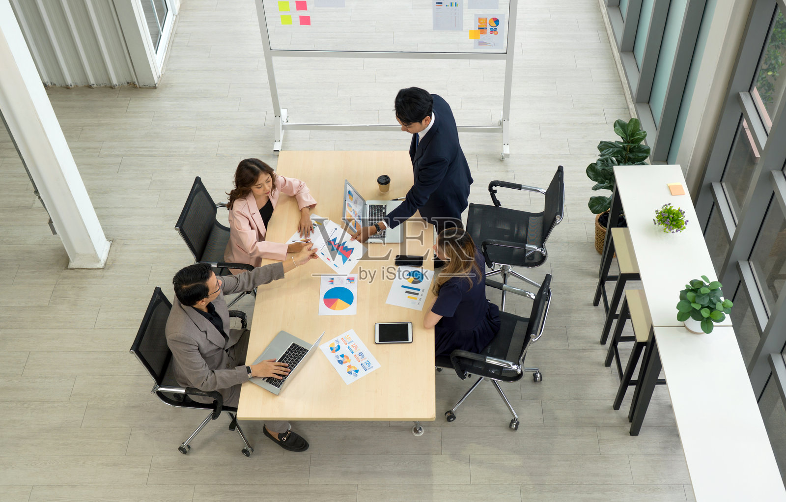 高管在专业办公室会议桌上讨论战略计划并做出决策。照片摄影图片