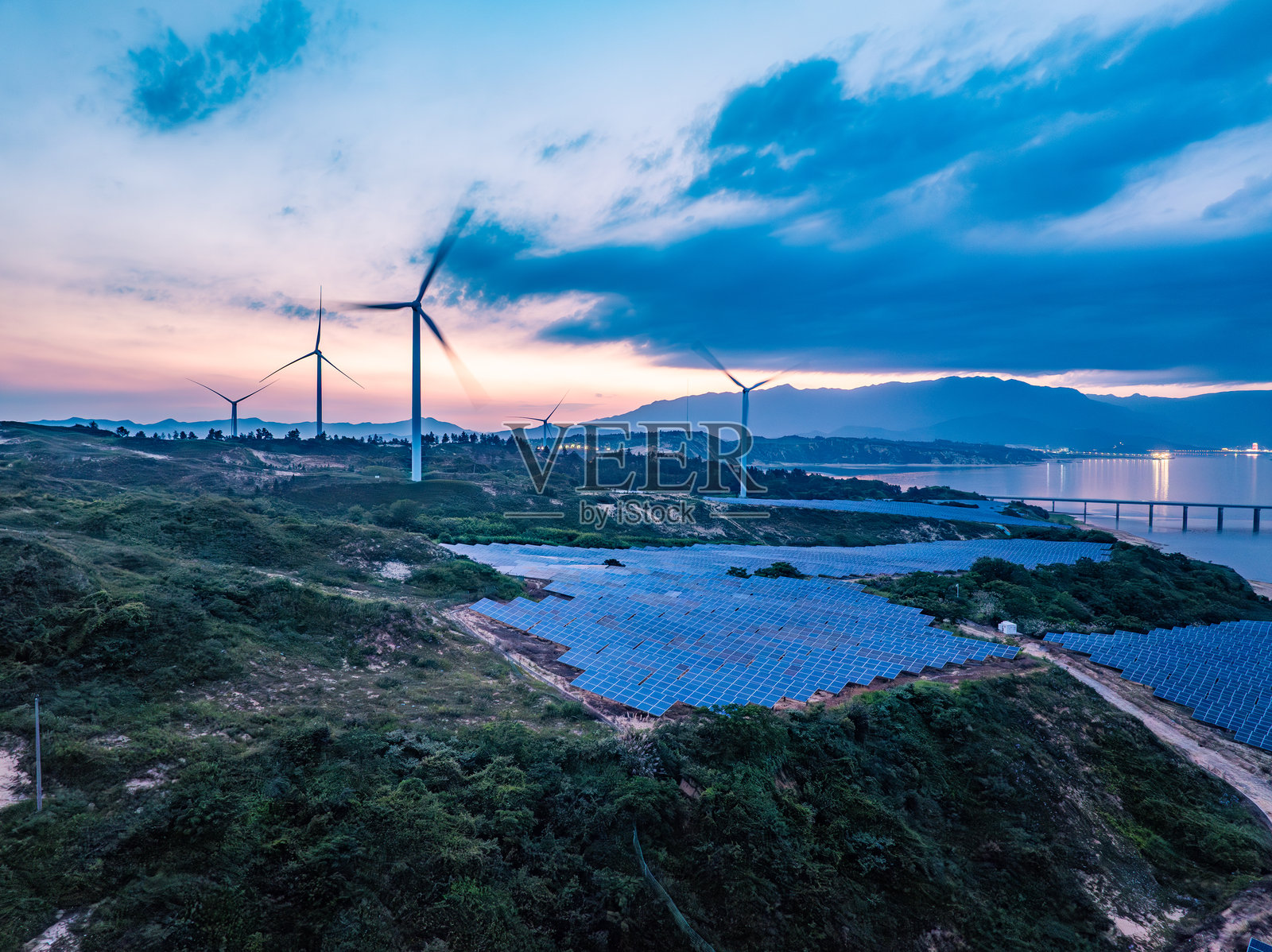 日落时分的光伏太阳能和风能新能量照片摄影图片