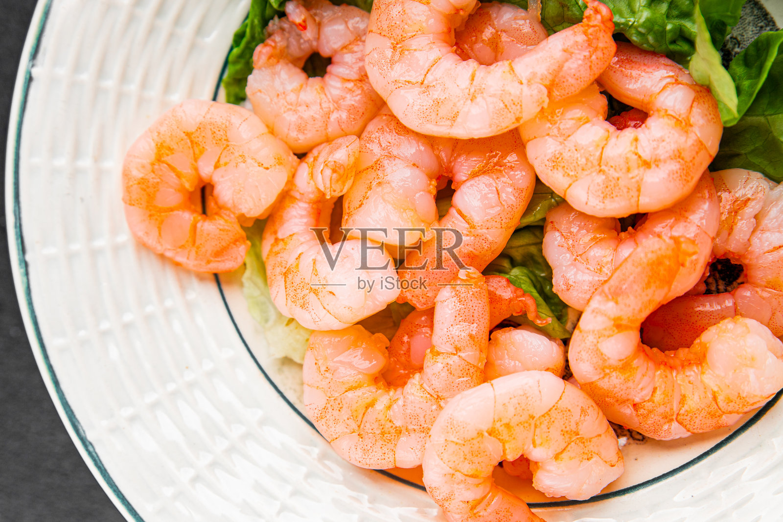 虾沙拉，鲜虾，海鲜，新鲜，鱼素饮食，美食，桌面背景，乡村风格，俯视图，留白，生酮和古饮食，素食食品照片摄影图片