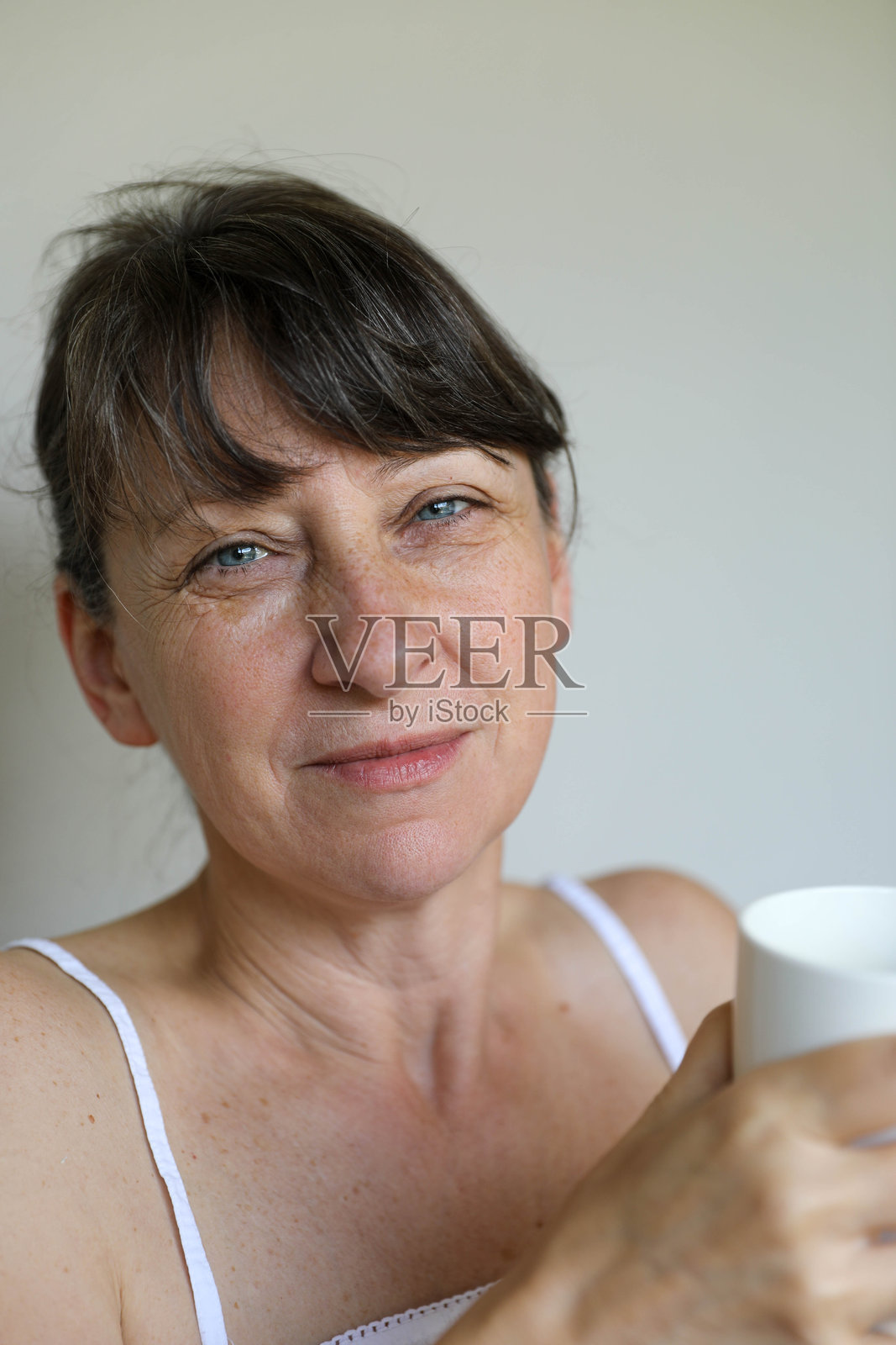 沉思的老年女性在家中思考某事照片摄影图片