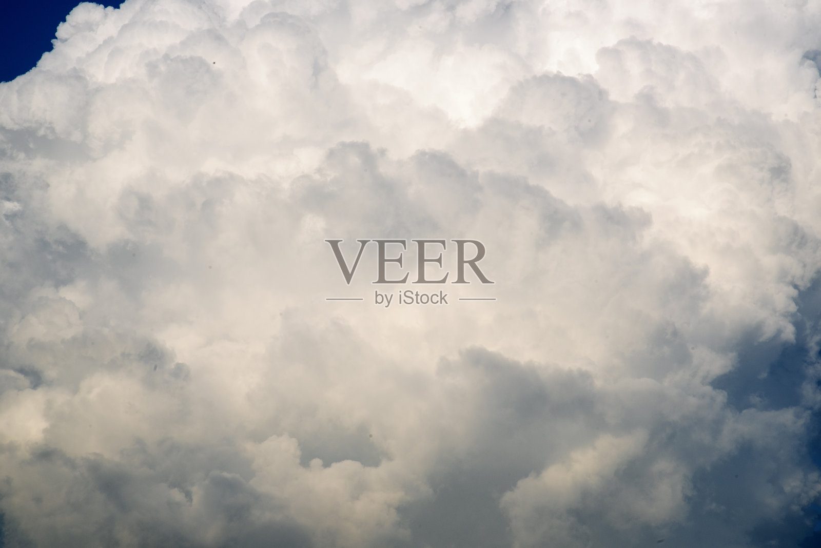 夏季明亮清澈的蓝天和蓬松的白云，展现出美丽的云彩景观。白天的全景蓝天云彩图案，留有空白空间。积云云景，阳光明媚的日子。照片摄影图片