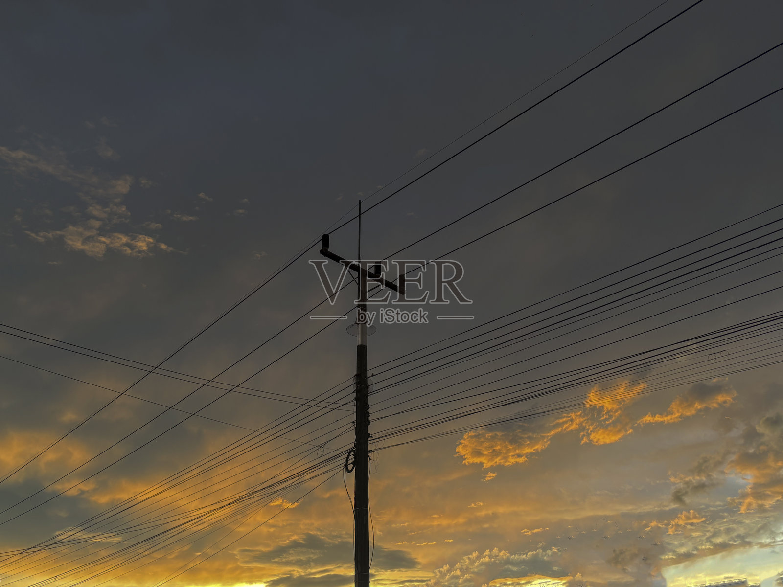 泰国乡村日落时分的电力杆与电线 - 风景如画的能源基础设施照片摄影图片